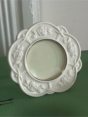 Lenox Porcelain Floral 4x4 Round Picture Frame in Ivory with Gold Trim